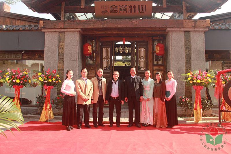 2014年1月1日，潮旅系师生与心林茶舍工作人员庆贺心林茶舍开业合影留念.jpg