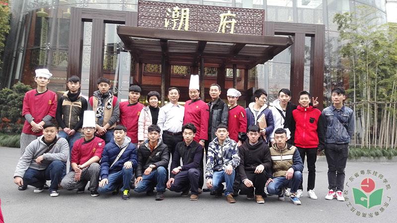 2014年12月15日，潮旅系师生在上海潮府门口合影留念.jpg