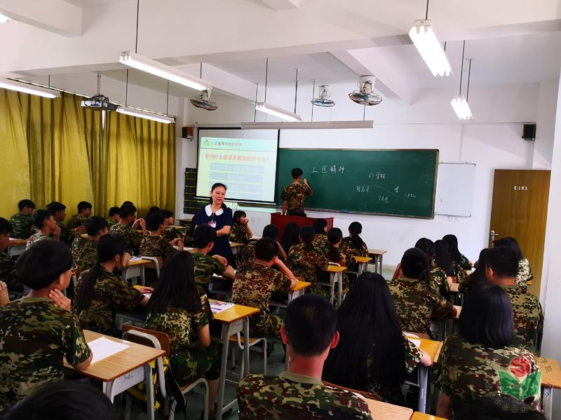 李媛老师做多媒体专业介绍-1.jpg