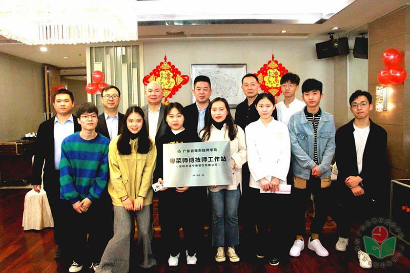 与学生合影-1.jpg