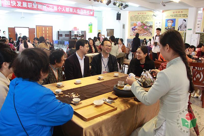 市人大常委、民盟汕头市委会专职副主委罗晓红，我院教学督导室副主任兼教务处负责人徐昱、潮菜烹饪与旅酒管理系副主任李光亮等领导出席了活动1-1.jpg
