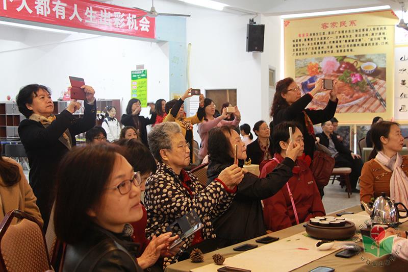 来宾们忍不住都拿出手机记录下这精彩时刻-1.jpg