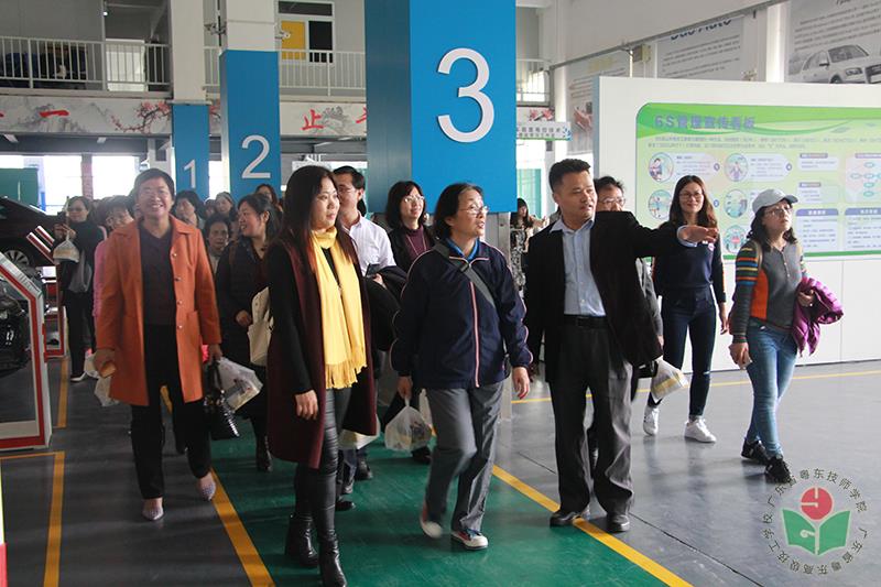 参观汽车系实训室-1.jpg