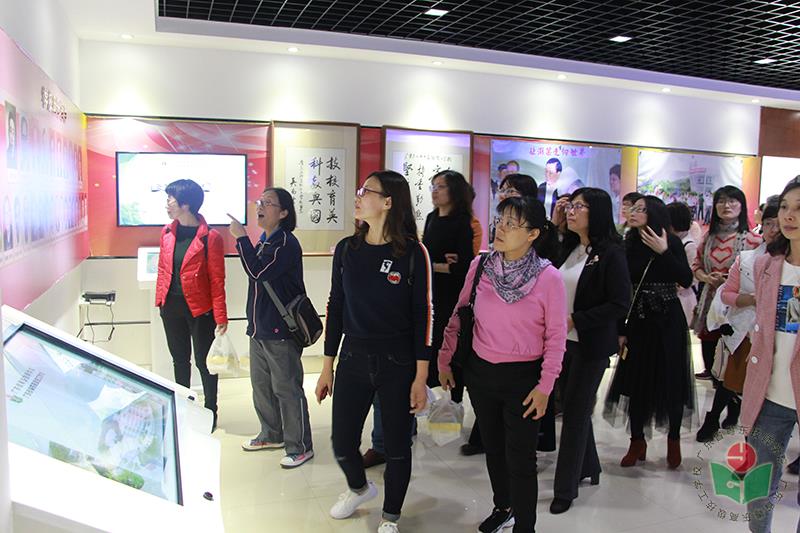 参观校史室-1.jpg