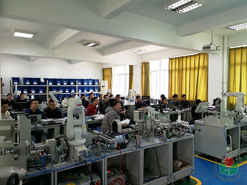 6. 学员们正认真听课中-1.jpg