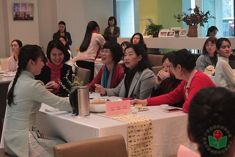茶艺学子为客冲泡6（领导桌）-1.jpg