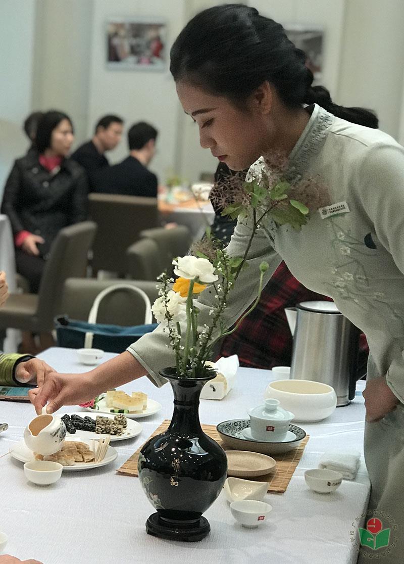 茶艺学子为来客斟茶-1.jpg