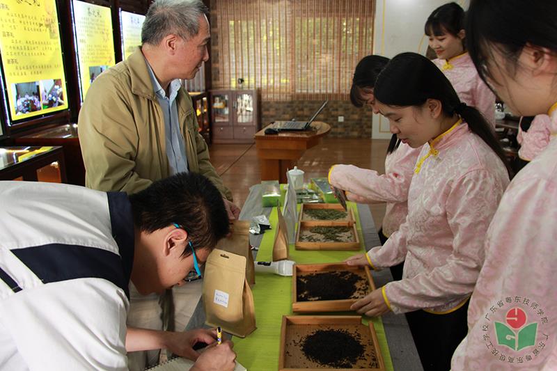 卢教授指导学生1-1.jpg