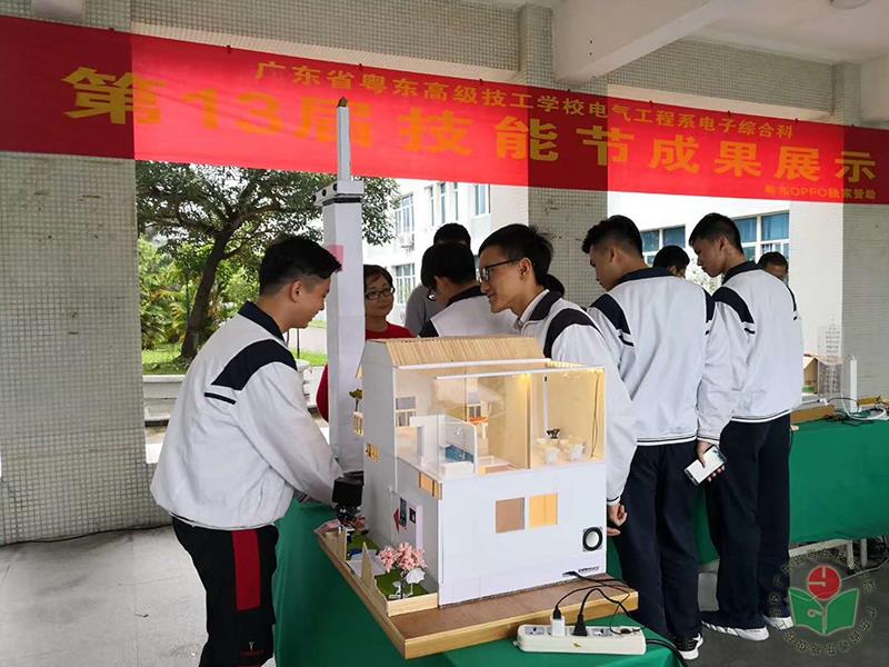学生展示讲解“智能小屋”-1.jpg