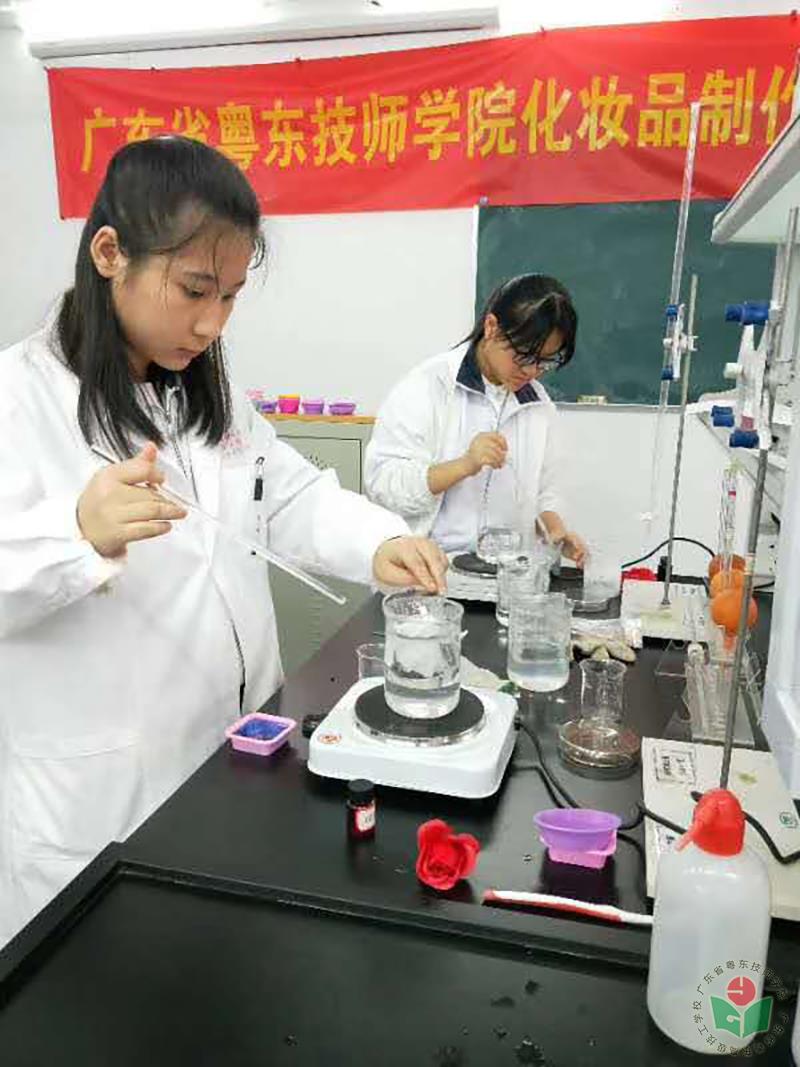 化妆品制作工艺决赛现场2-1.jpg