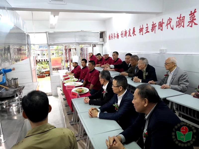 培训示范课堂上共同研修传统潮菜1-1.jpg