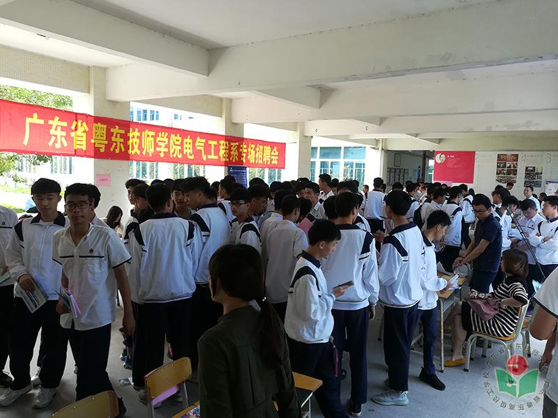 1 招聘会现场人潮涌动-1.jpg