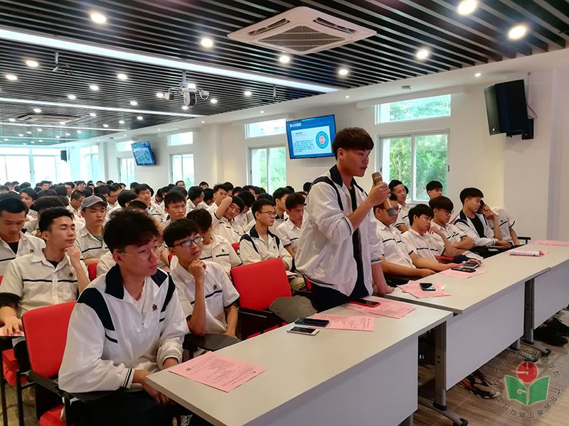 10 宣讲会上实习生与企业积极交流-1.jpg