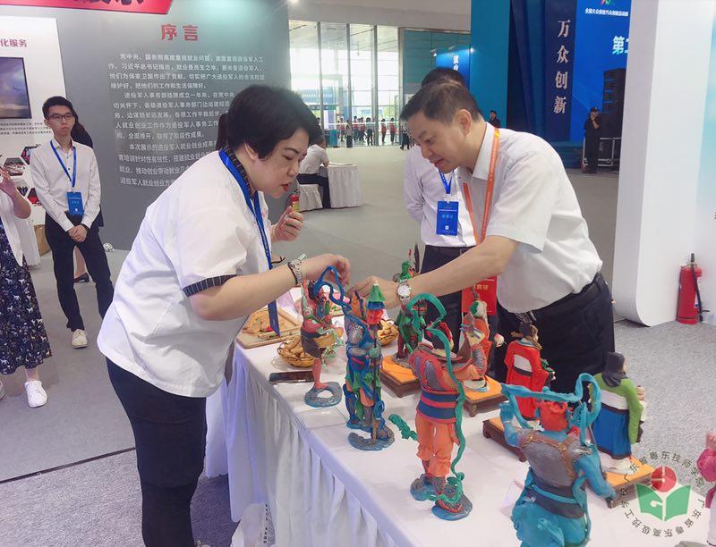 6.广东省人社厅葛国兴副厅长在广东展示区视察，听取“粤菜师傅”工程开展情况。.jpg