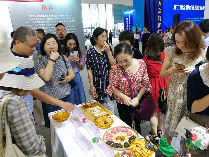 8.参会嘉宾、观众现场品尝潮汕小食，赞不绝口-1.jpg
