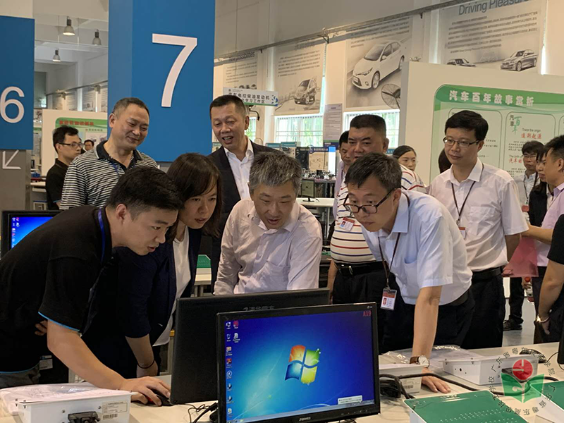 T-TEP项目领导、嘉宾参观理实一体化实训室-1.png