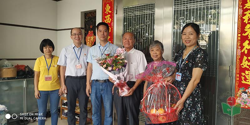 图1 教学督导室和招标与采购办公室党支部全体党员拜访“八六海战”英雄黄汝省-1.jpg