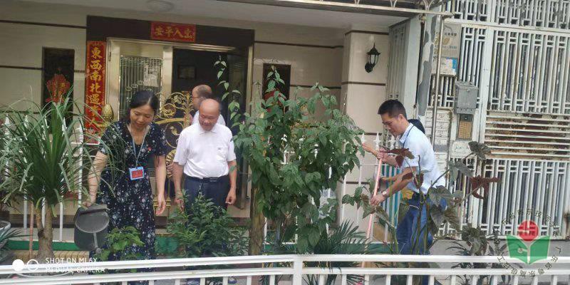 图4 教学督导室和招标与采购办公室党支部全体党员为黄汝省老英雄做义务劳动-1.jpg