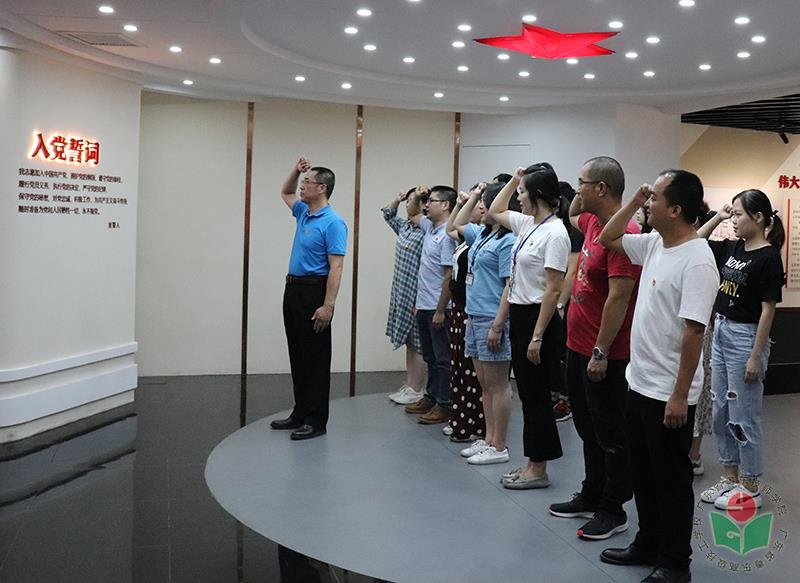 参观学习党史馆重温入党誓词1.jpg