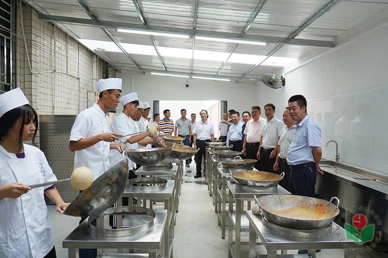 观摩学生实训.jpg
