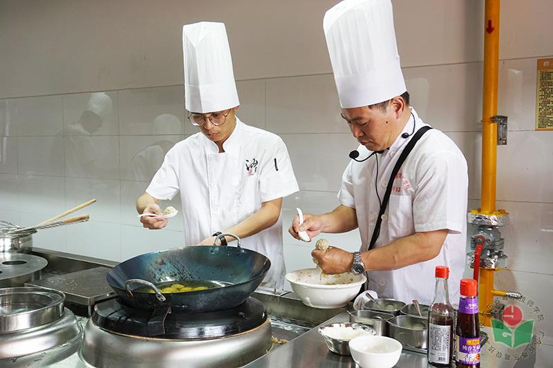 师徒厨艺演示2.jpg