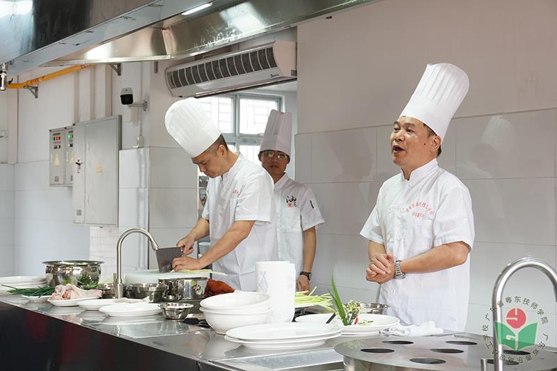 师徒厨艺演示1.jpg