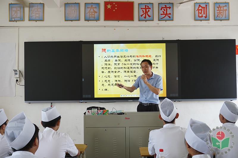 讲座现场.jpg