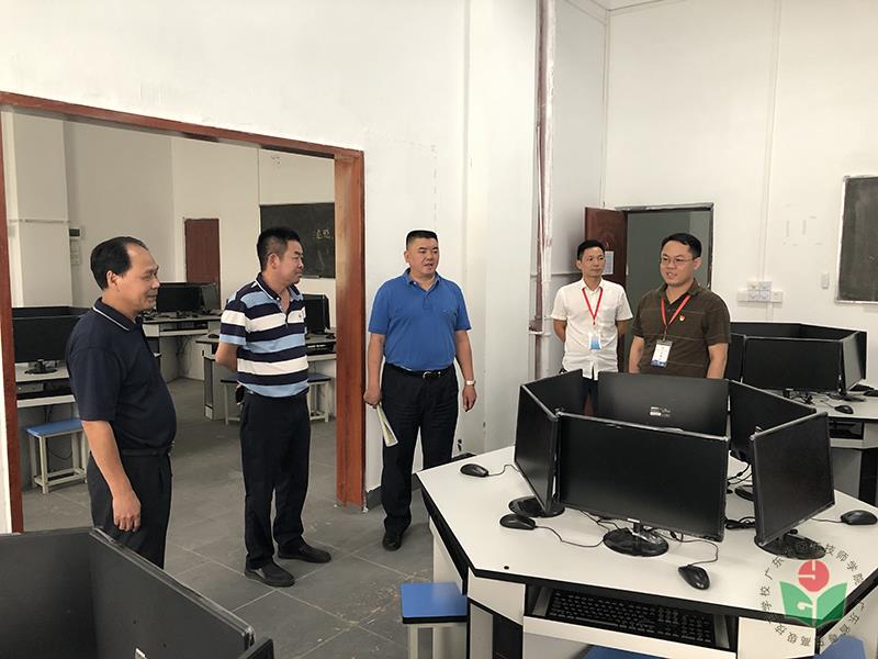实地察看电子商务实训室_20191019174434.jpg