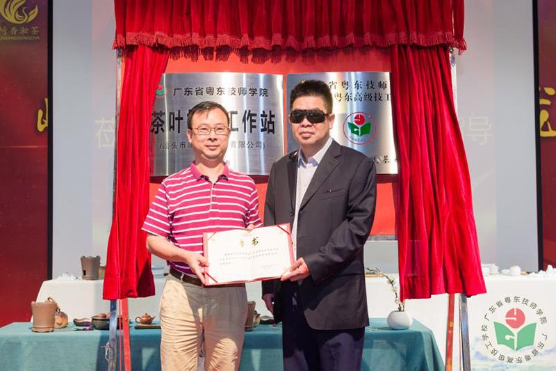 颁发聘书.jpg
