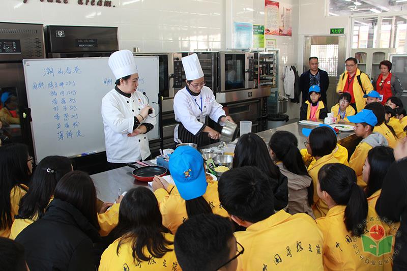 学习制作潮汕小吃.JPG