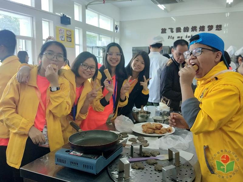 品尝亲手做的春卷.jpg