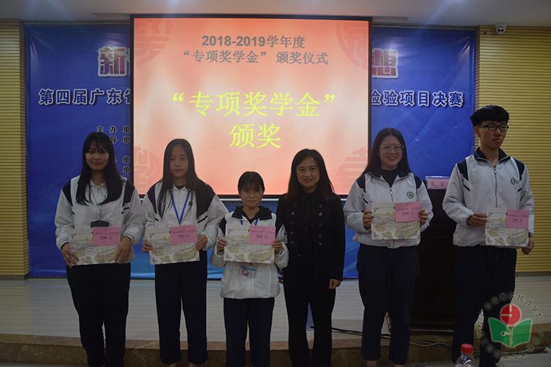 洪晓纯经理为获得“富味、亿超”奖学金的学生颁奖-1.jpg