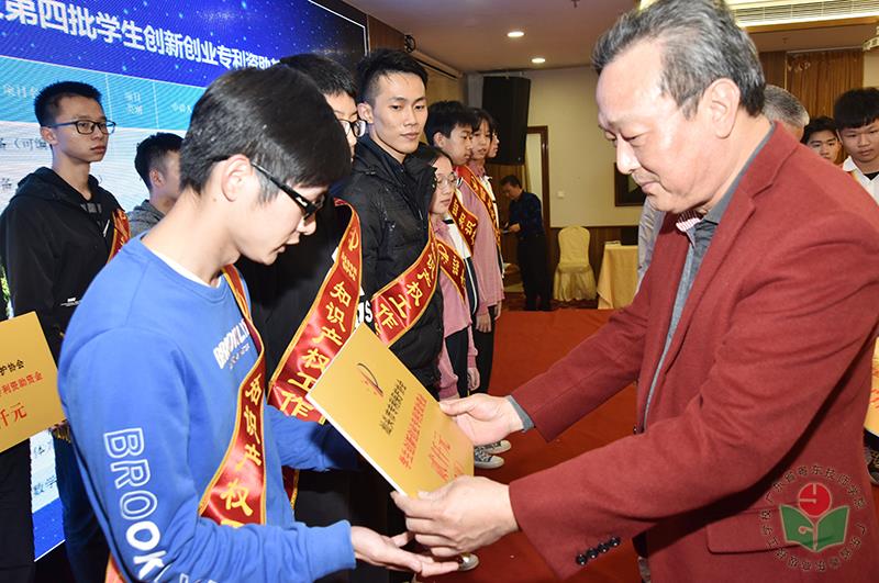 1.嘉宾为金焕澄同学颁奖-1.jpg
