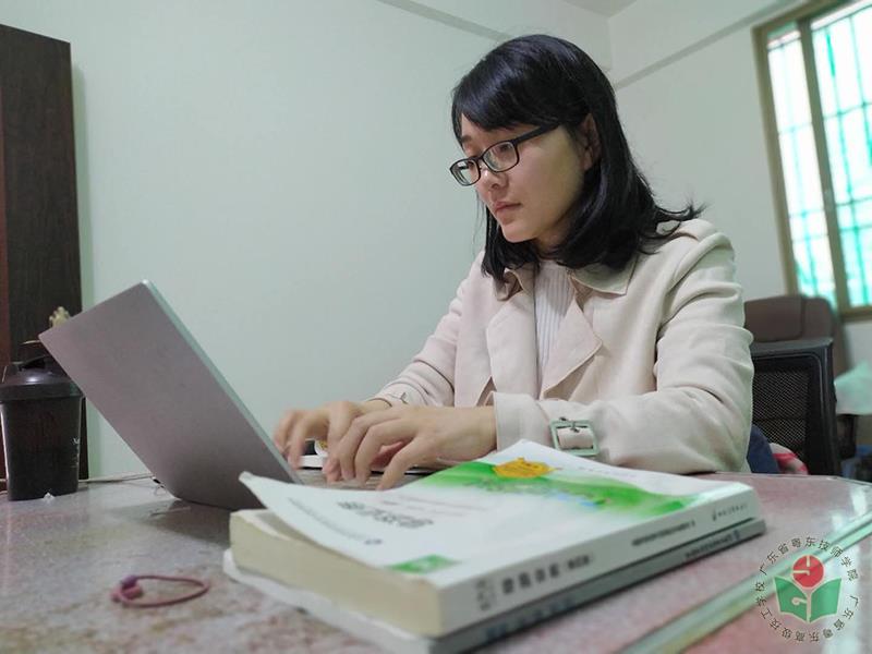 洪丽文同志授课-1.jpg