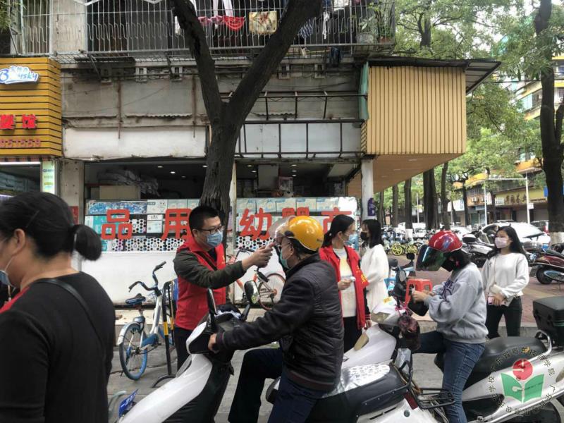 党委办公室党支部在金砂街道对外来人员进行身份检查、体温检测.jpg