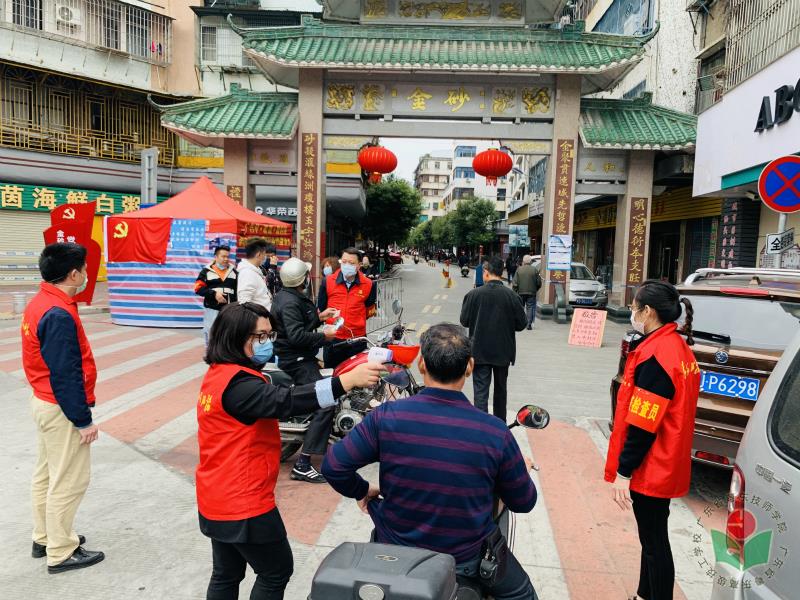 校企合作与技能培训中心党支部在金砂街道对外来人员进行身份检查、体温检测.jpg