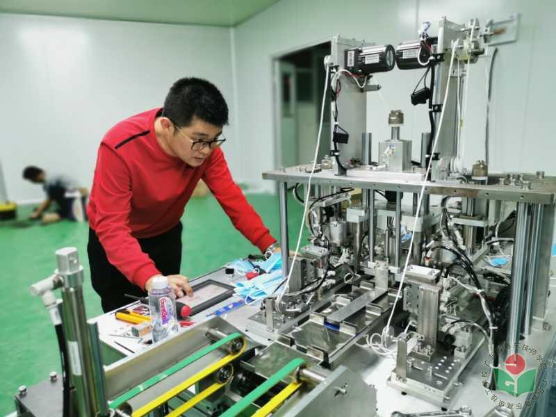电气工程系“维修电工”技能大师工作室上门为企业口罩生产线进行安装及调试1.jpg