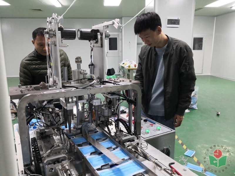 电气工程系“维修电工”技能大师工作室上门为企业口罩生产线进行安装及调试2.jpg