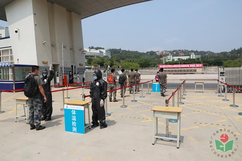 学生分批返校.JPG