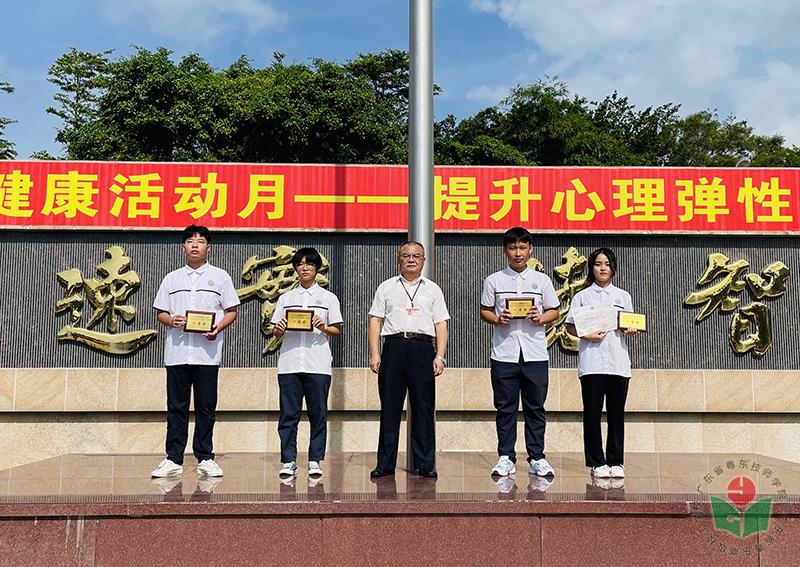 彭副院长颁发文体比赛一等奖-1.jpg