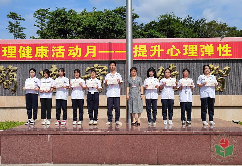 柏副院长颁发征文比赛一等奖2-1.jpg