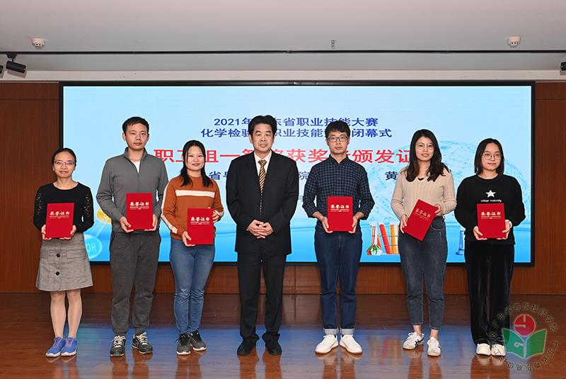 左一、二为第一名徐丹老师、第三名许桂兰老师上台领奖-1.jpg
