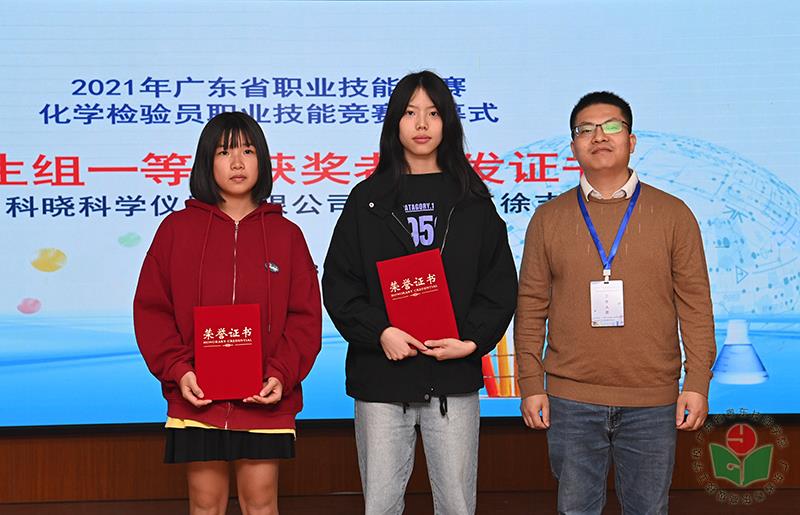 中间为倪丹丹同学上台领奖-1.jpg