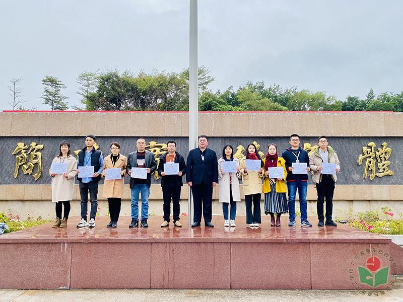 吴伟烈副院长颁发优秀班主任-1.jpg