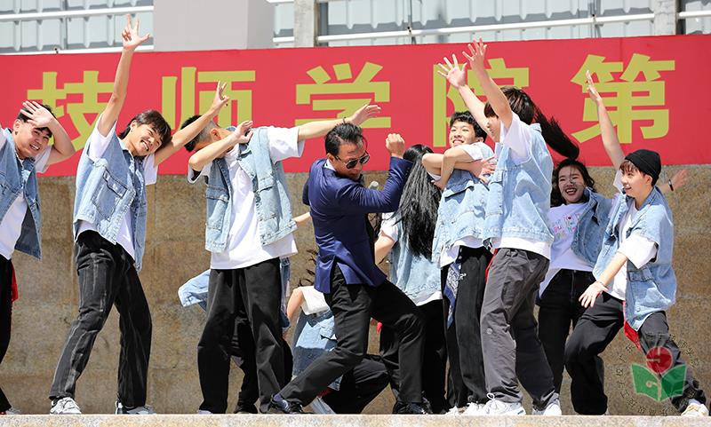 《凤凰单枞·凤凰涅槃》节目串烧之何启谋院长与街舞社团共同表演-1.jpg