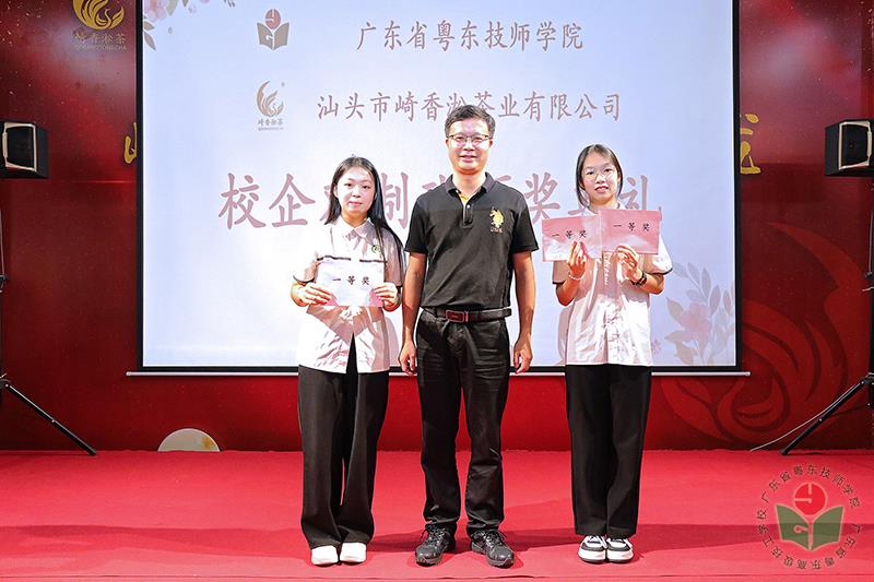 颁发一等奖奖学金-1.jpg