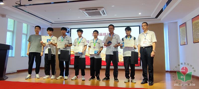 企业高管和系部领导为获得二等奖的学生颁奖-1.jpg