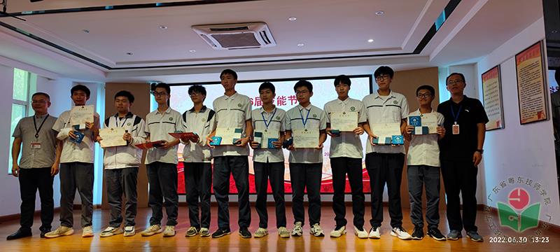 系部科长为获得三等奖的学生颁奖-1.jpg