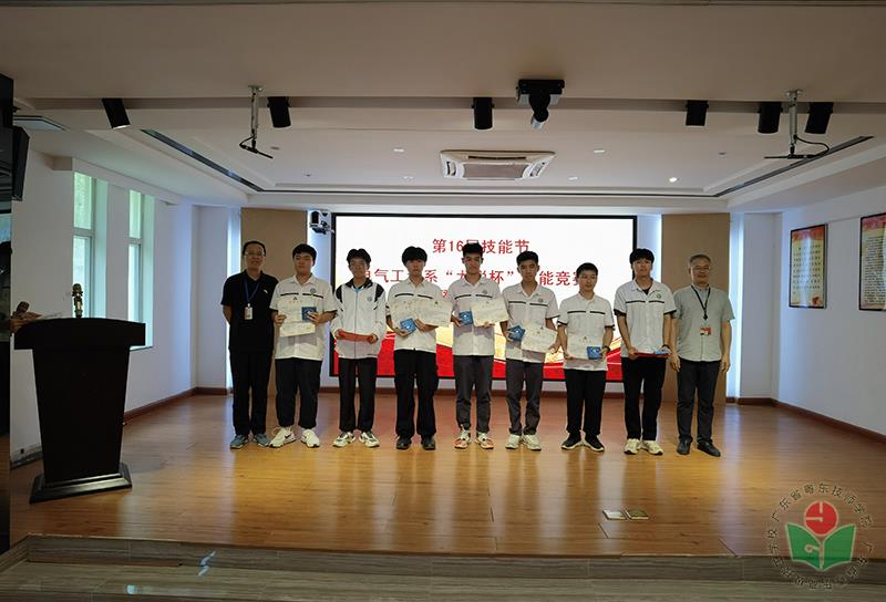 系部科长为小发明小制作获奖学生颁奖-1.jpg