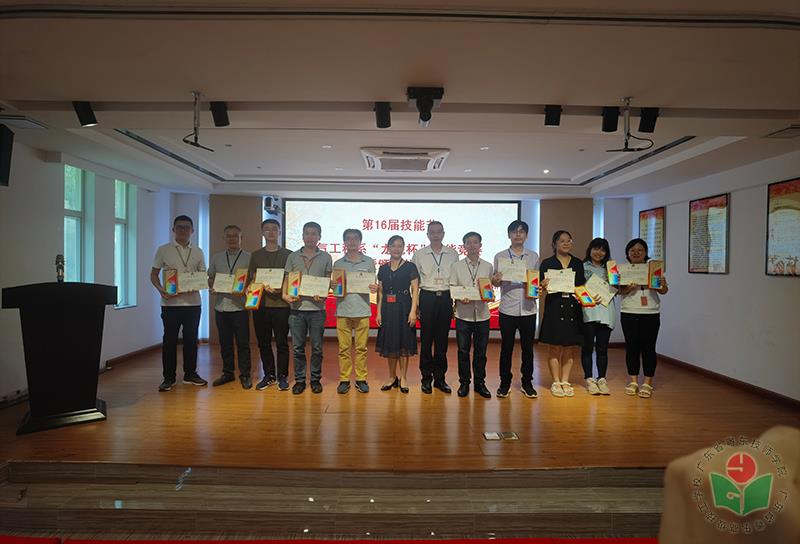 系部主任为获奖的优秀指导老师颁奖-1.jpg